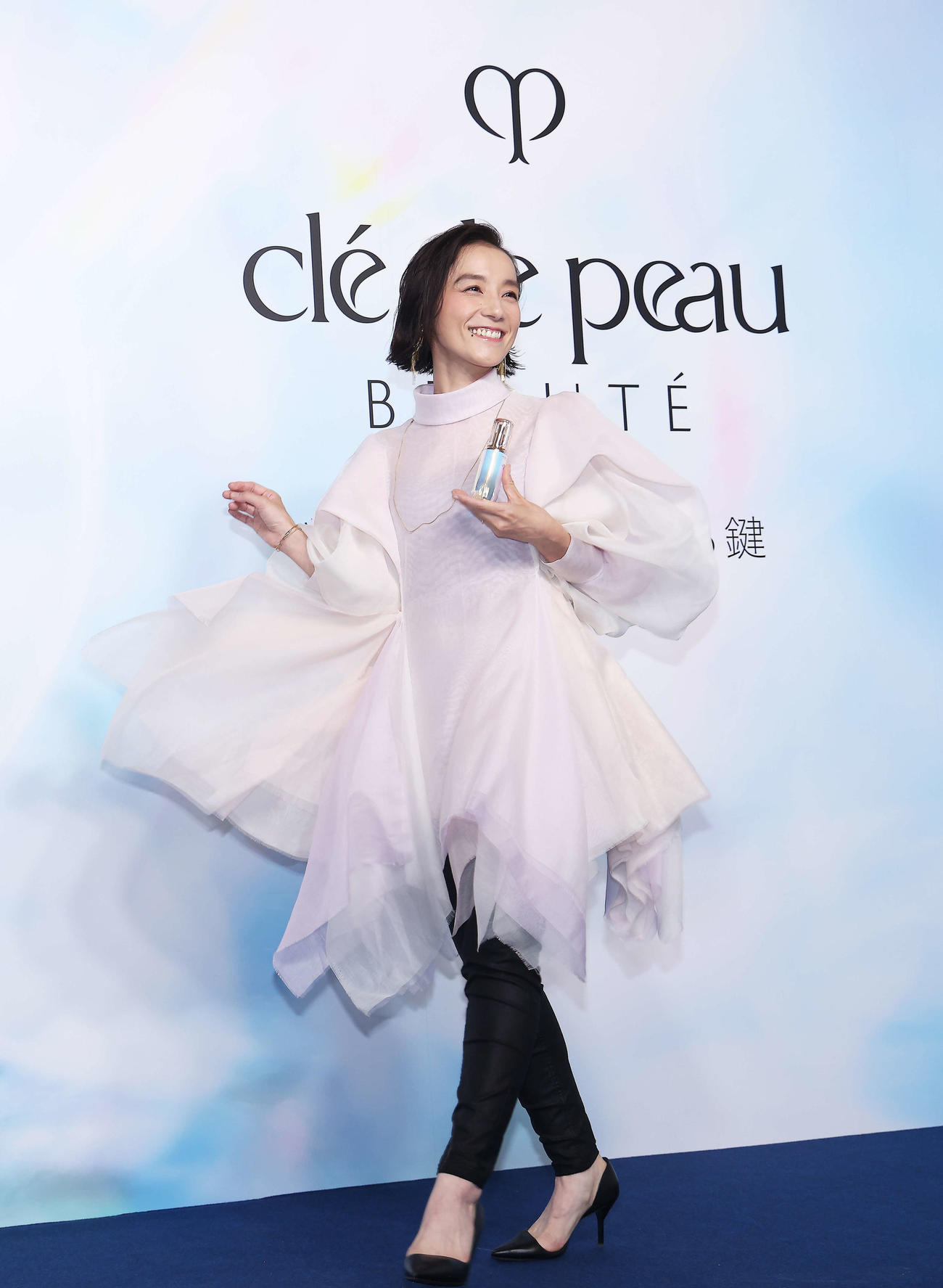 クレ・ド・ポー　ボーテ期間限定POPUPイベント「輝きの原点にもどる鍵」フォトコールでポーズを決める篠原ともえ（撮影・河田真司）