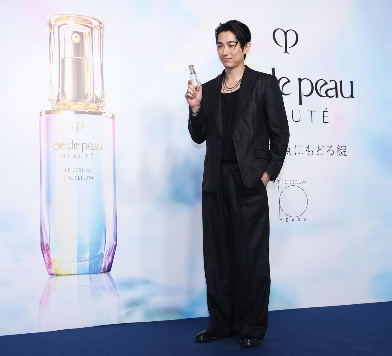 クレ・ド・ポー　ボーテ期間限定POPUPイベント「輝きの原点にもどる鍵」フォトコールで写真に納まるディーン・フジオカ（撮影・河田真司）