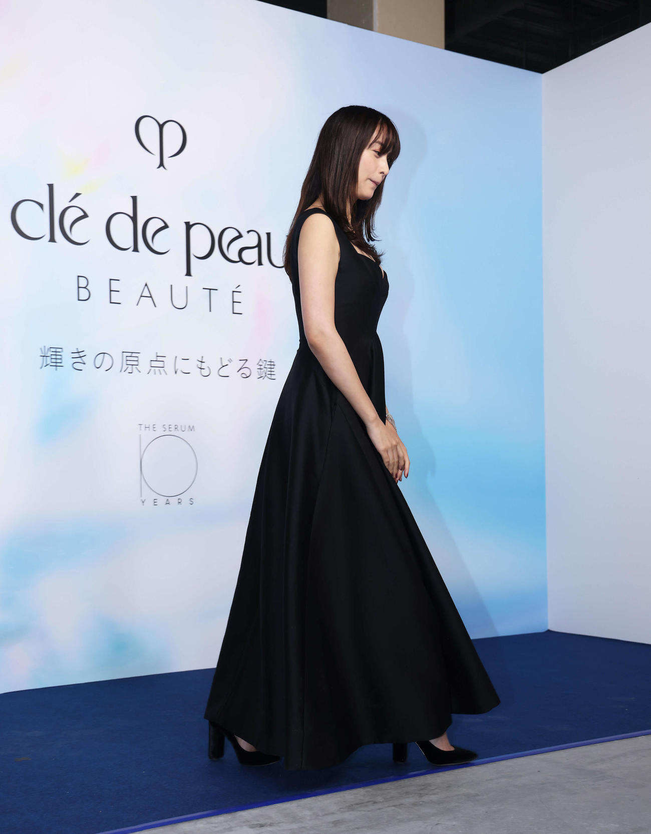 クレ・ド・ポー　ボーテ期間限定POPUPイベント「輝きの原点にもどる鍵」フォトコールを終える山本美月（撮影・河田真司）