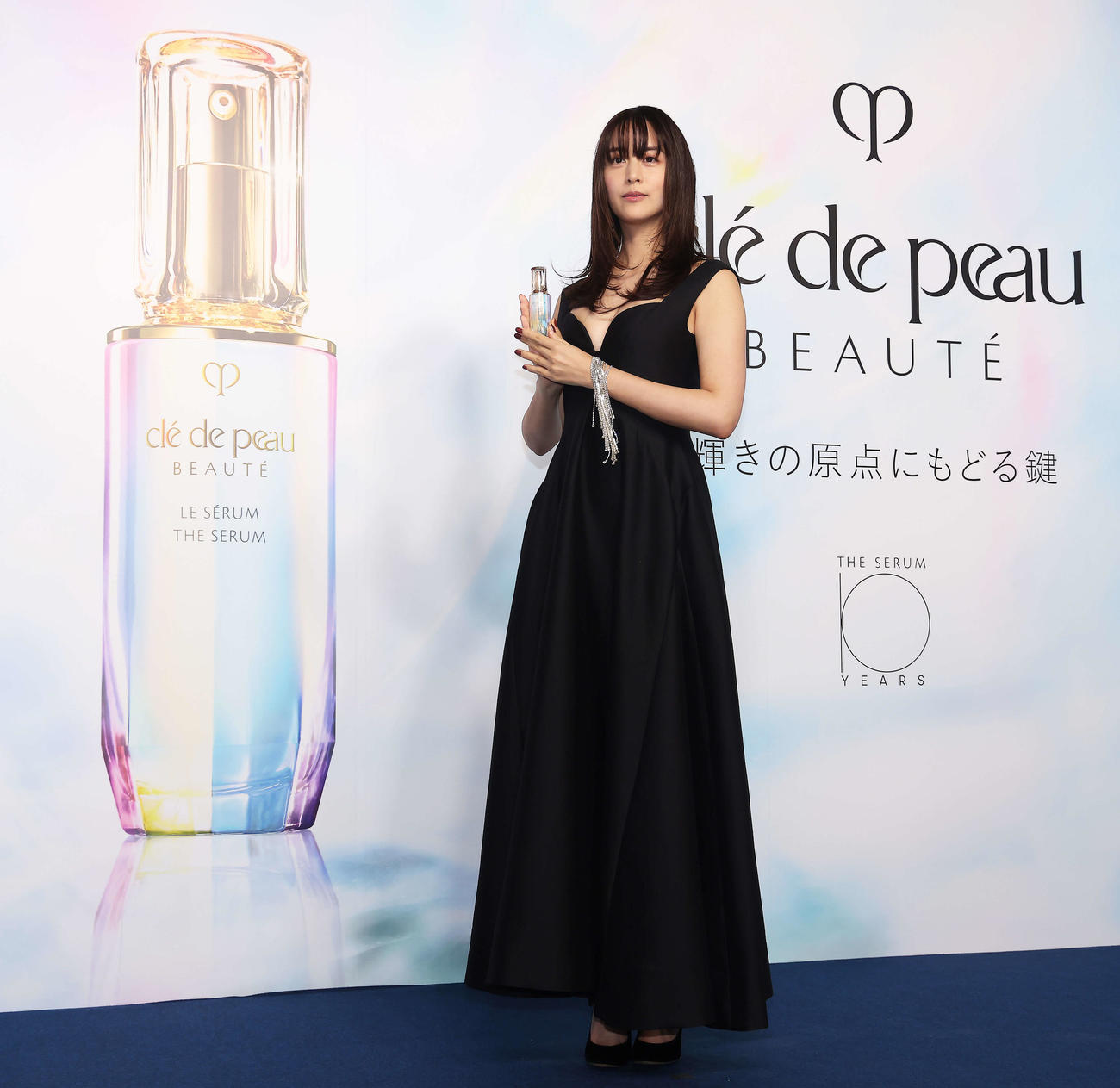 クレ・ド・ポー　ボーテ期間限定POPUPイベント「輝きの原点にもどる鍵」フォトコールで写真に納まる山本美月（撮影・河田真司）