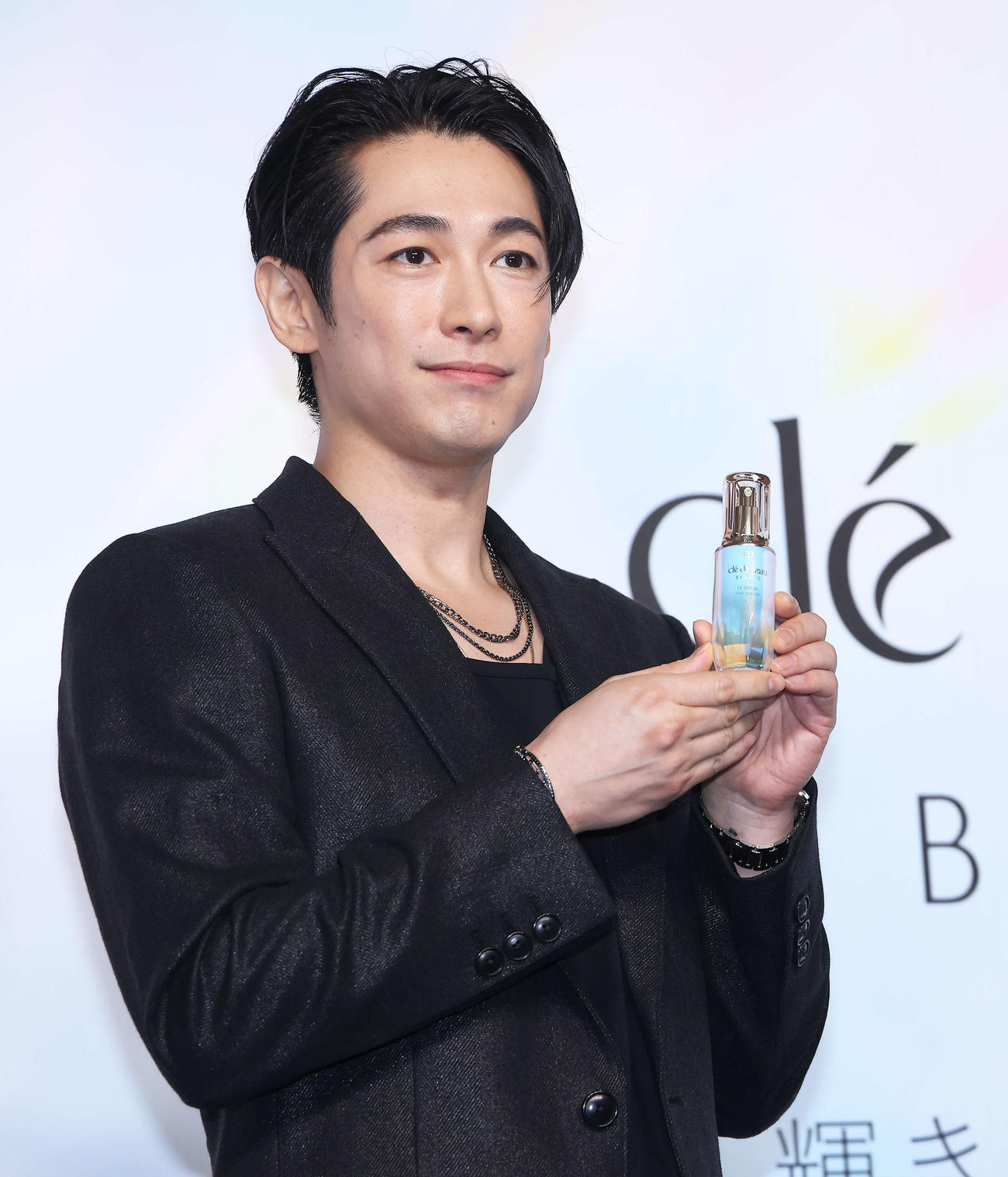 クレ・ド・ポー　ボーテ期間限定POPUPイベント「輝きの原点にもどる鍵」フォトコールで写真に納まるディーン・フジオカ（撮影・河田真司）