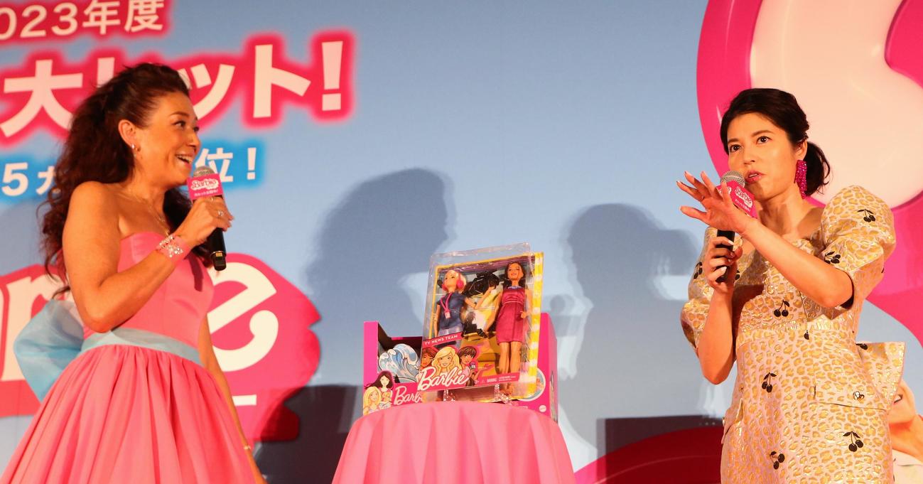 映画「バービー」ピンクコーデ上映会に登壇するLiLiCo（左）と神田愛花