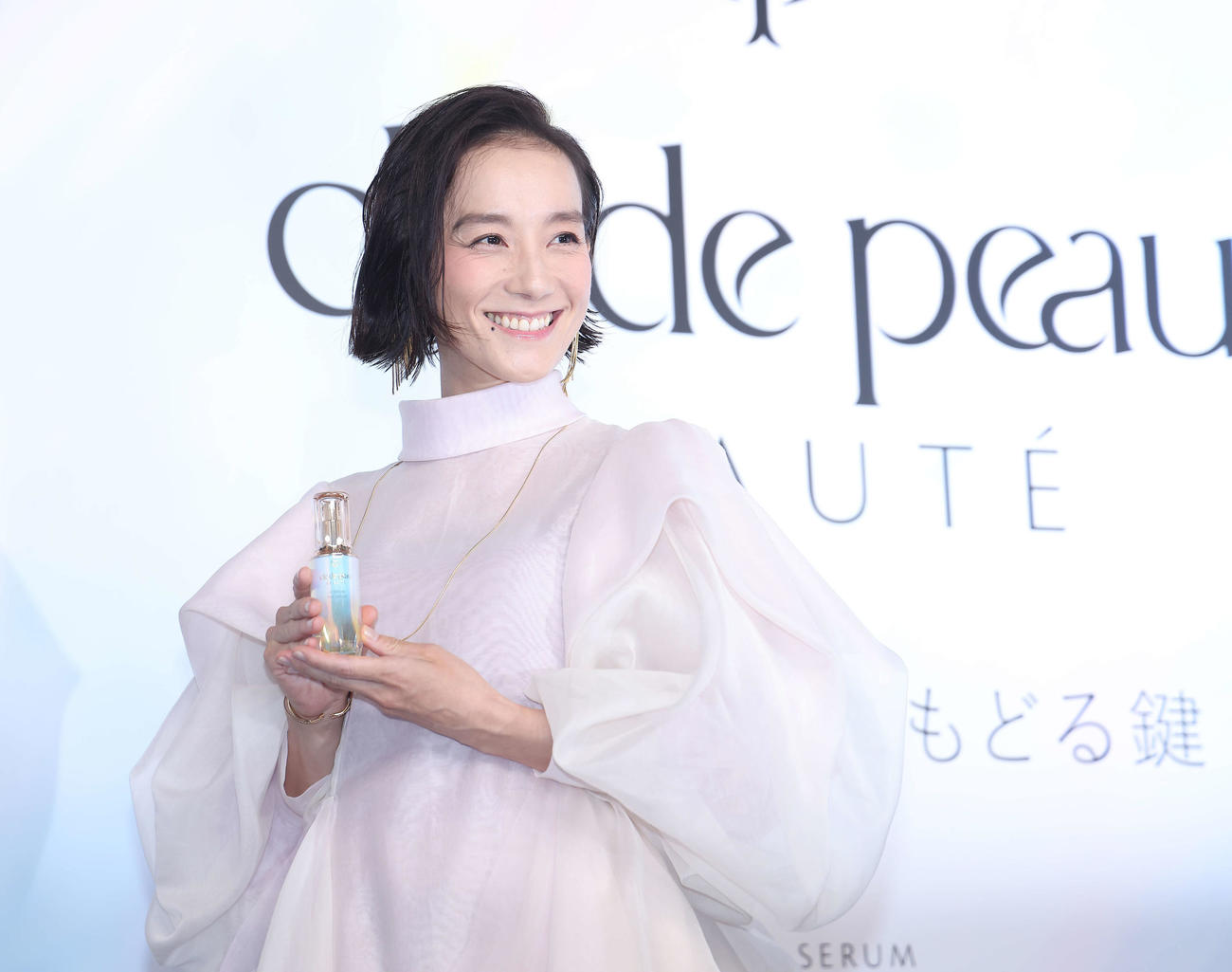 クレ・ド・ポー　ボーテ期間限定POPUPイベント「輝きの原点にもどる鍵」フォトコールで写真に納まる篠原ともえ（撮影・河田真司）