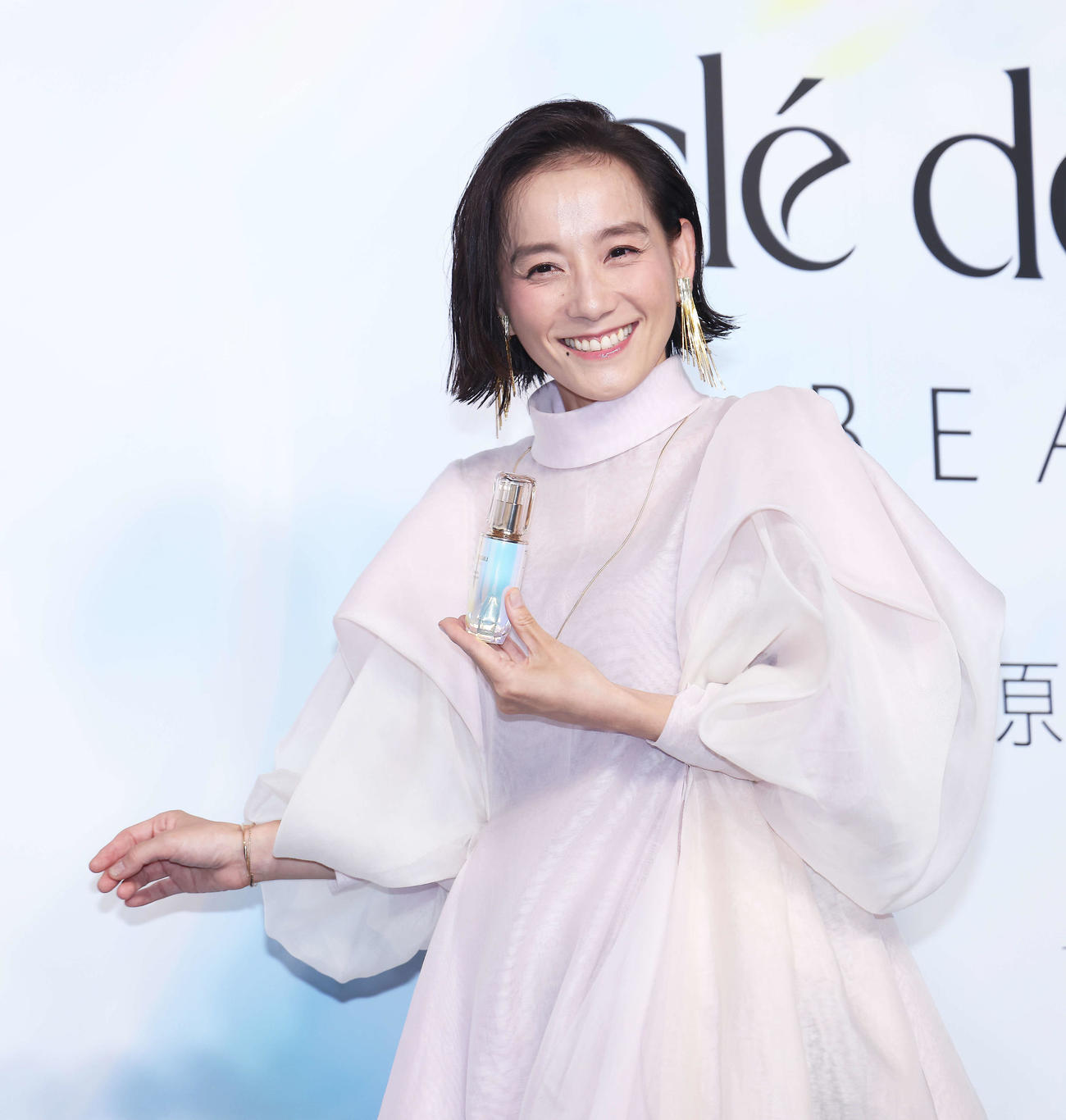 クレ・ド・ポー　ボーテ期間限定POPUPイベント「輝きの原点にもどる鍵」フォトコールでポーズを決める篠原ともえ（撮影・河田真司）