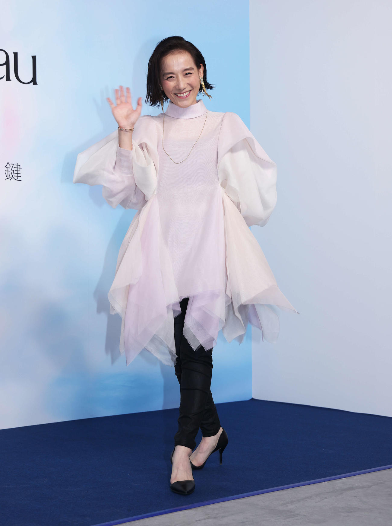 手を振り笑顔で引き揚げる篠原ともえ（撮影・河田真司）