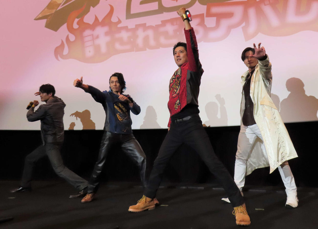 変身ポーズを決める、左から阿部薫、富田翔、西興一朗、田中幸太朗