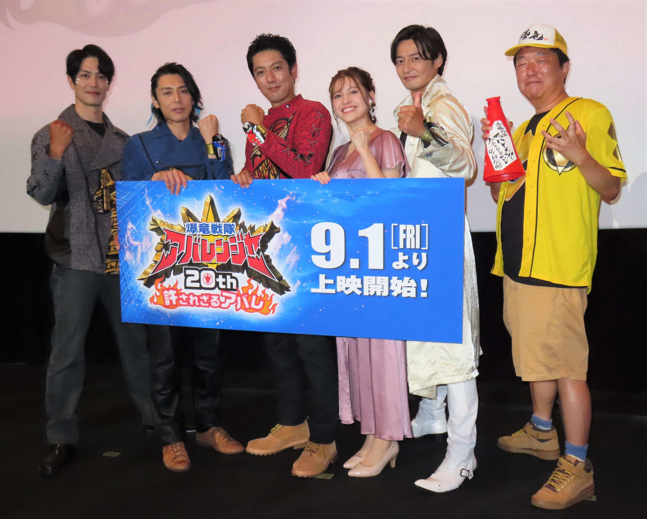 映画「爆竜戦隊アバレンジャー20th　許されざるアバレ」完成披露舞台あいさつに登壇した、左から阿部薫、富田翔、西興一朗、坂野真弥、田中幸太朗、木村ひさし監督