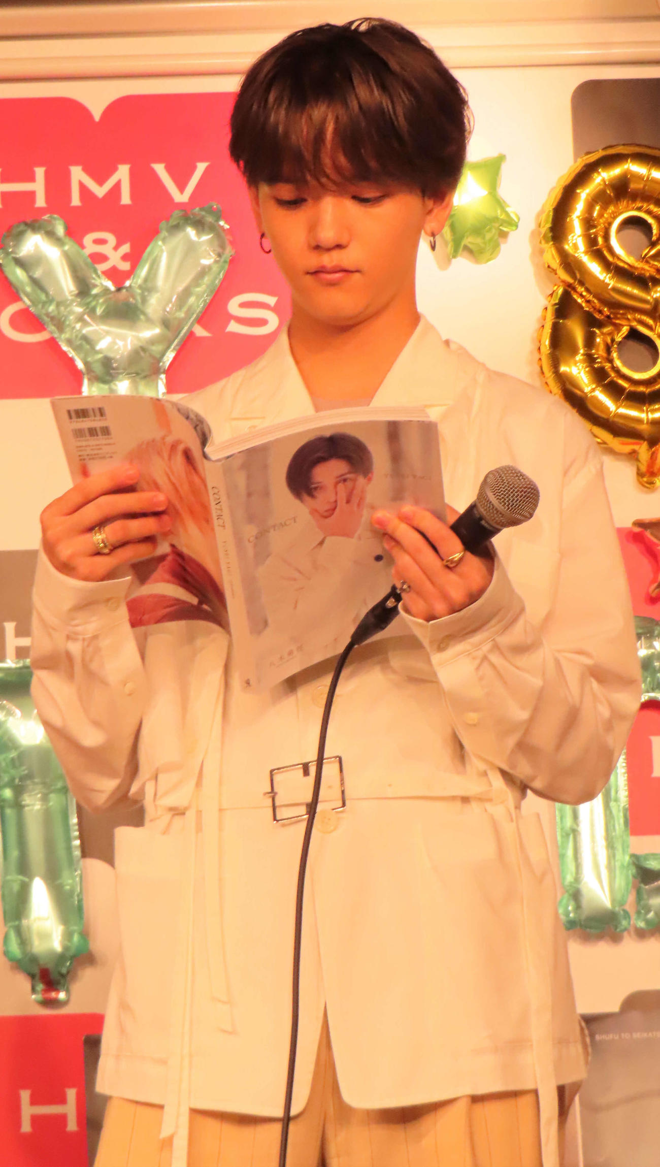 八木勇征の写真集を読むFANTASTICSの中島颯太