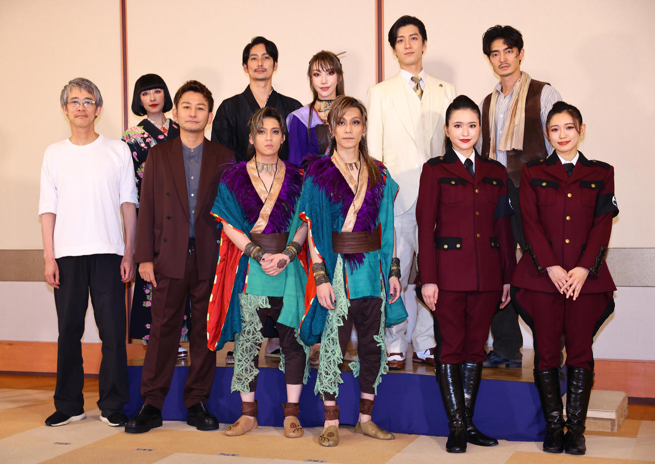 ミュージカル「ヴァグラント」初日前会見　ミュージカル「ヴァグラント」初日前会見で写真に納まる、前列左から脚本・演出の板垣恭一、新藤晴一、廣野凌大、平間壮一、小南満佑子、山口乃々華、後列左から玉置成実、平岡裕太、美弥るりか、水田航生、上口恭平（撮影・垰建太）
