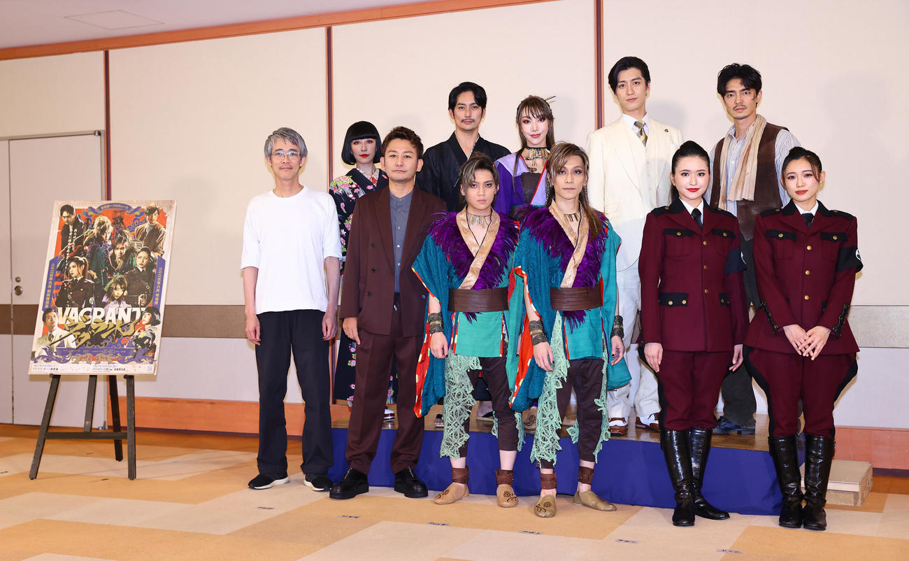 ミュージカル「ヴァグラント」初日前会見　ミュージカル「ヴァグラント」初日前会見で写真に納まる、前列左から脚本・演出の板垣恭一、新藤晴一、廣野凌大、平間壮一、小南満佑子、山口乃々華、後列左から玉置成実、平岡裕太、美弥るりか、水田航生、上口恭平（撮影・垰建太）