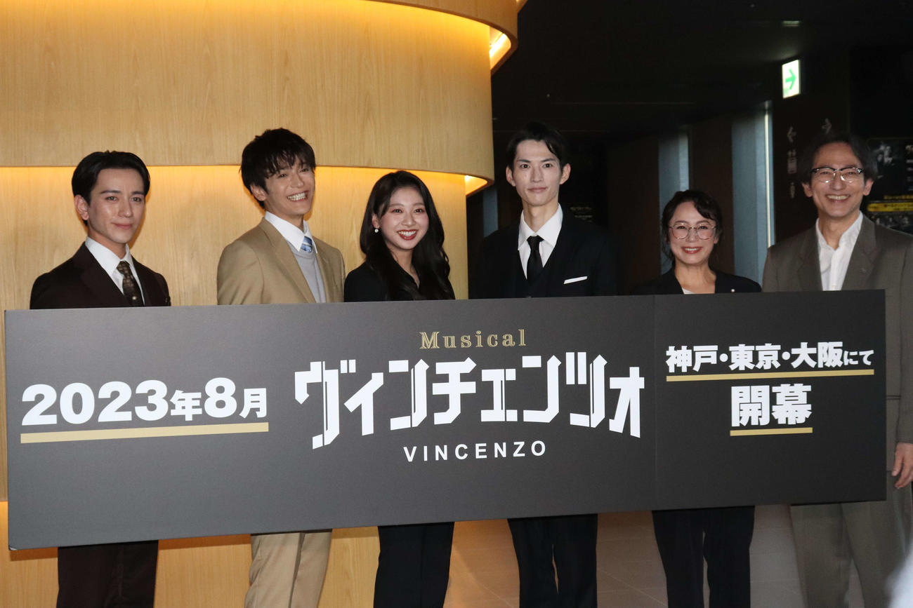 ミュージカル「ヴィンチェンツォ」東京公演初日会見に登壇した、左から竹内將人、上田堪大、富田鈴花、和田雅成、佐藤仁美、鈴木壮麻（撮影・加藤理沙）