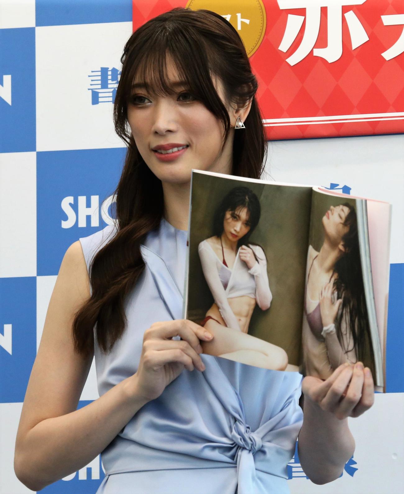 写真集「GRACIA」発売記念会見に登場する赤井沙希