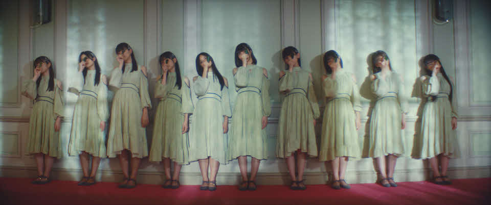 乃木坂46の5期生楽曲「考えないようにする」のミュージックビデオの場面写真