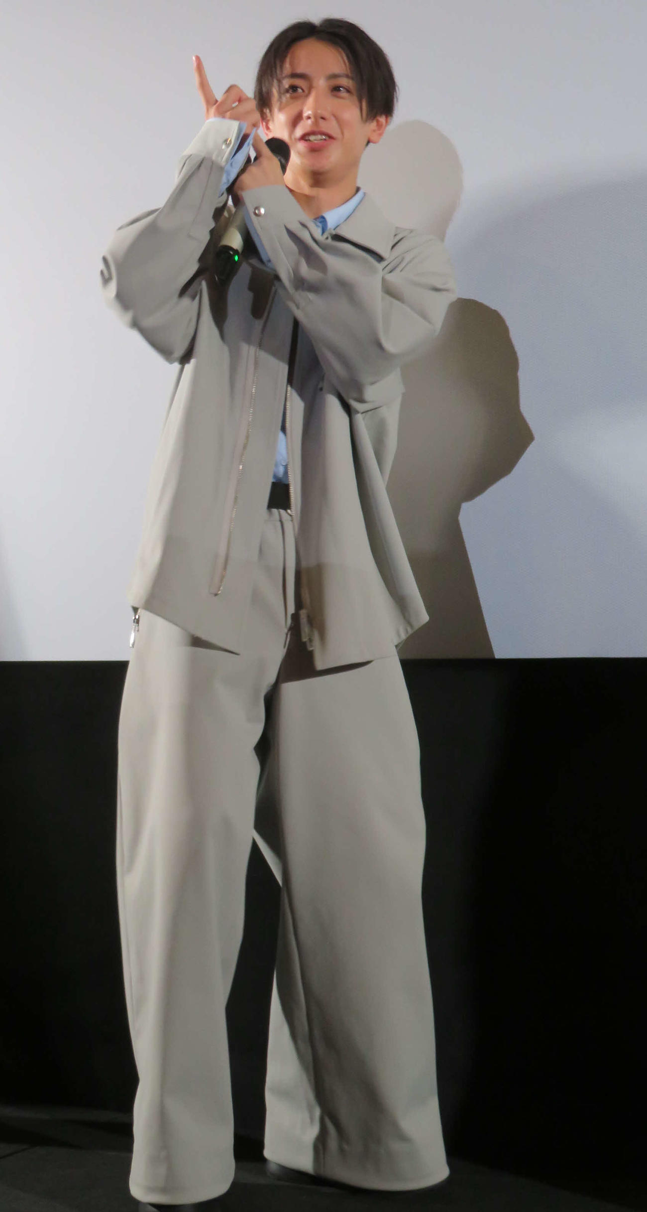 映画「尾かしら付き。」公開記念舞台あいさつに登壇した小西詠斗（撮影・村上幸将）