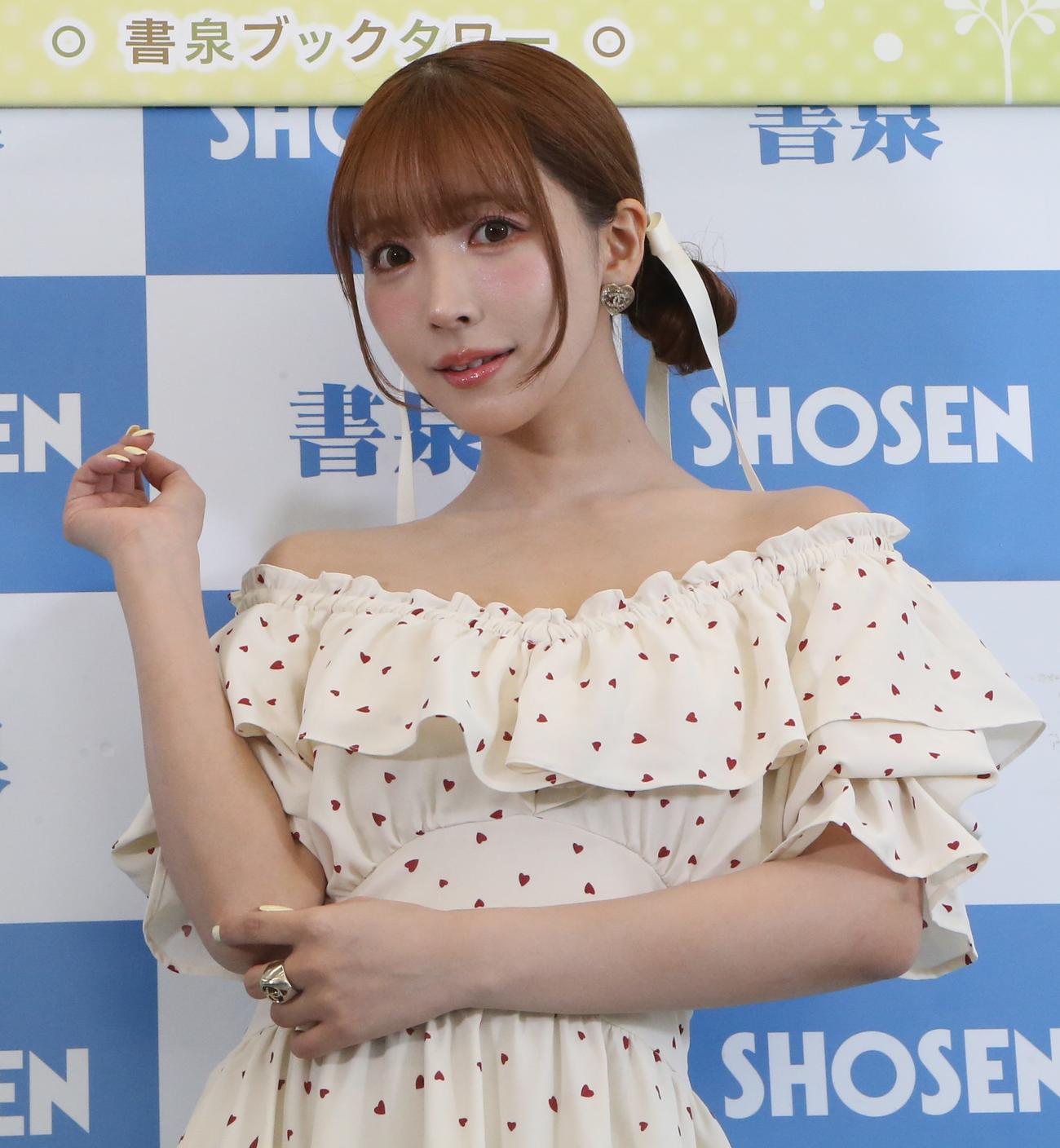 写真集「Last your…」出版記念記者会見に登場する三上悠亜