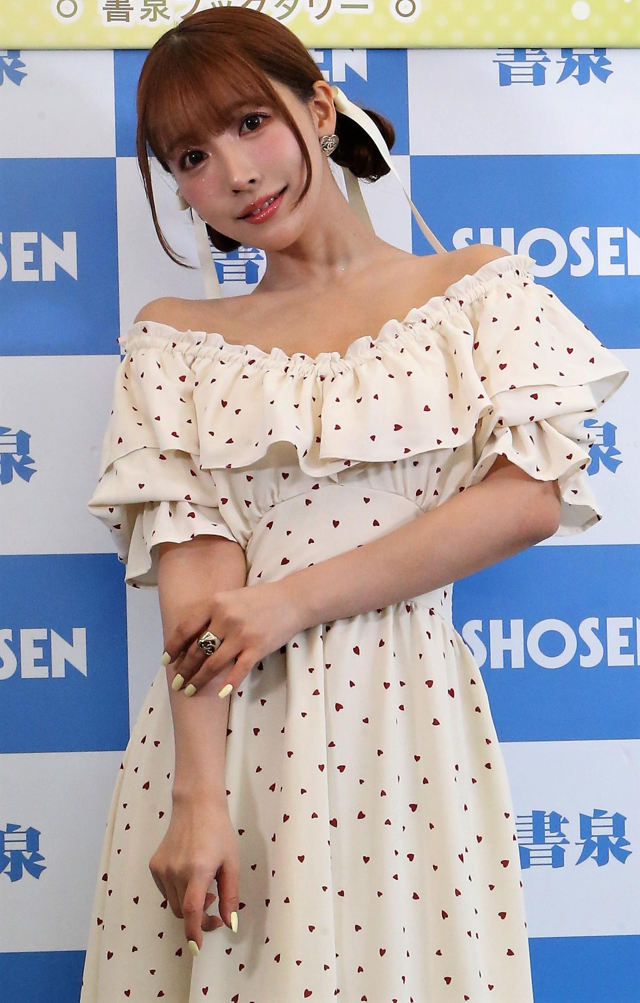 写真集「Last your…」出版記念記者会見に登場する三上悠亜