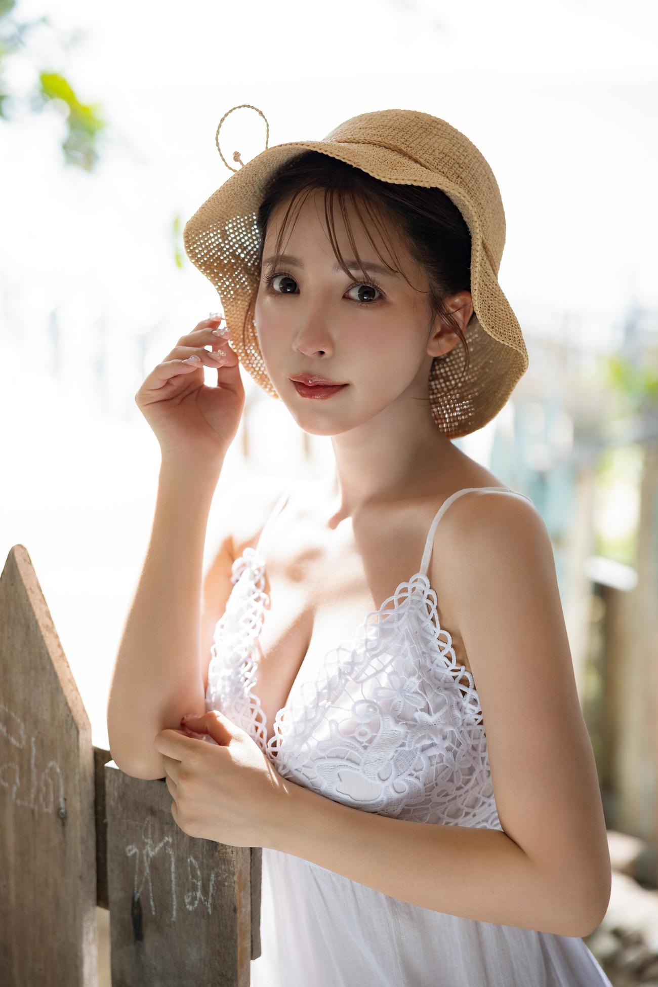 三上悠亜の写真集「Last your…」のワンカット（C）上野勇