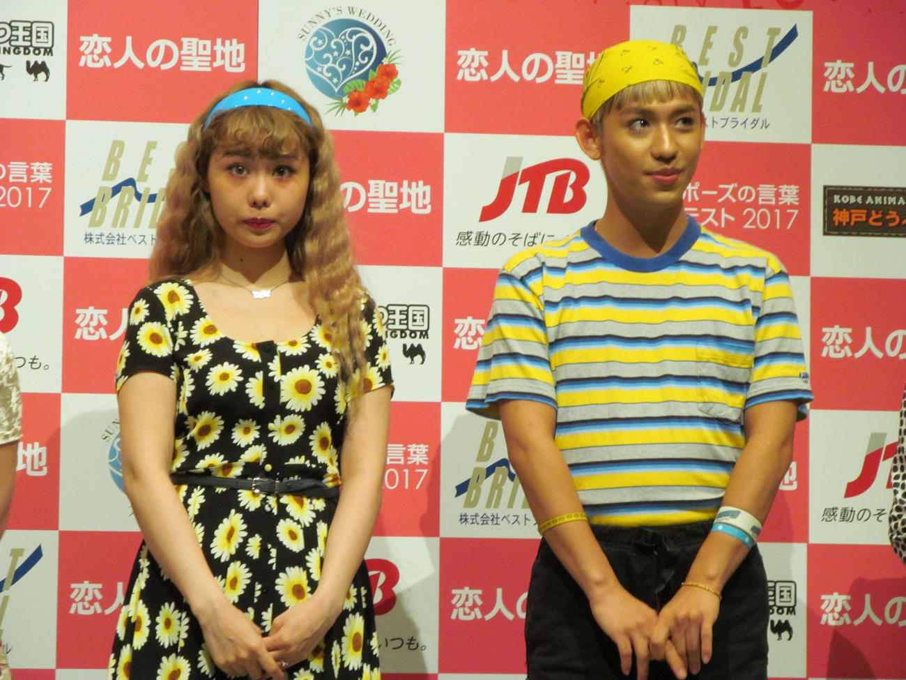 「第11回全国プロポーズの言葉コンテスト2017」に出席した、ぺこ（左）とりゅうちぇる（2017年5月撮影）