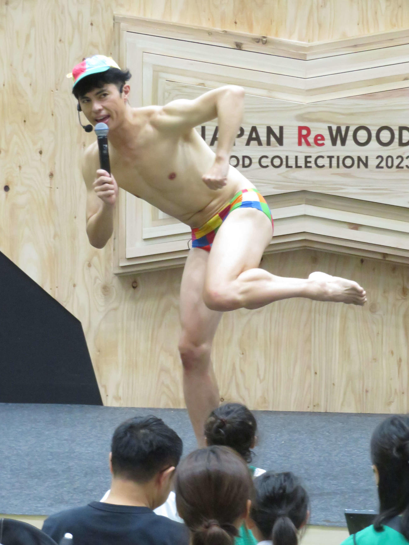 イベント「『木』のヒミツを学ピーヤ！」の最後に観客に許可し「そんなの関係ねぇ！」ポーズを固定して撮影に応じる小島よしお（撮影・村上幸将）