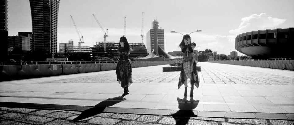 乃木坂46の遠藤さくら、賀喜遥香ユニット楽曲「マグカップとシンク」のミュージックビデオのワンシーン