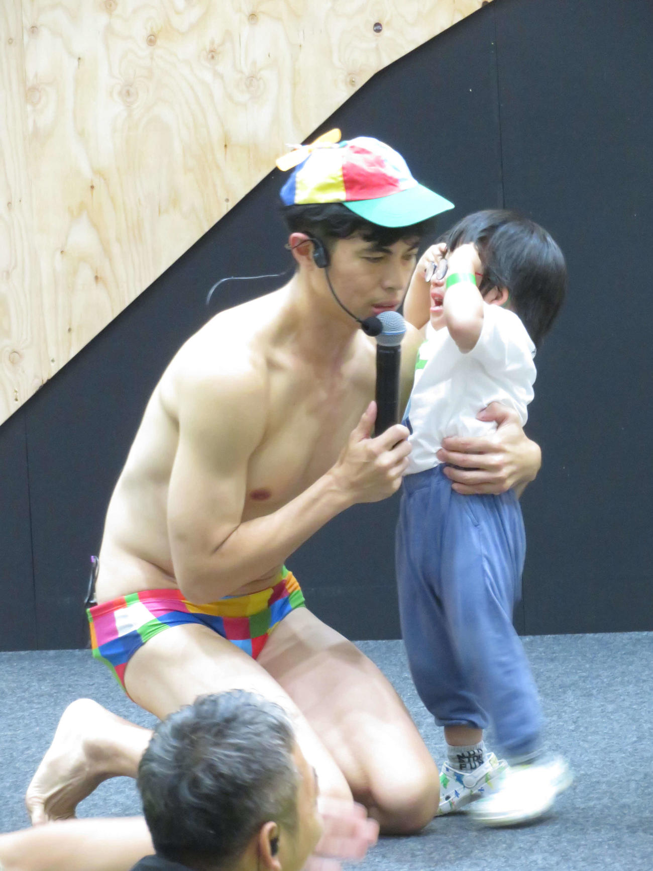 イベント「『木』のヒミツを学ピーヤ！」で「そんなの関係ねぇ！」を一緒にやった後、泣いてしまった子供を気遣う小島よしお（撮影・村上幸将）