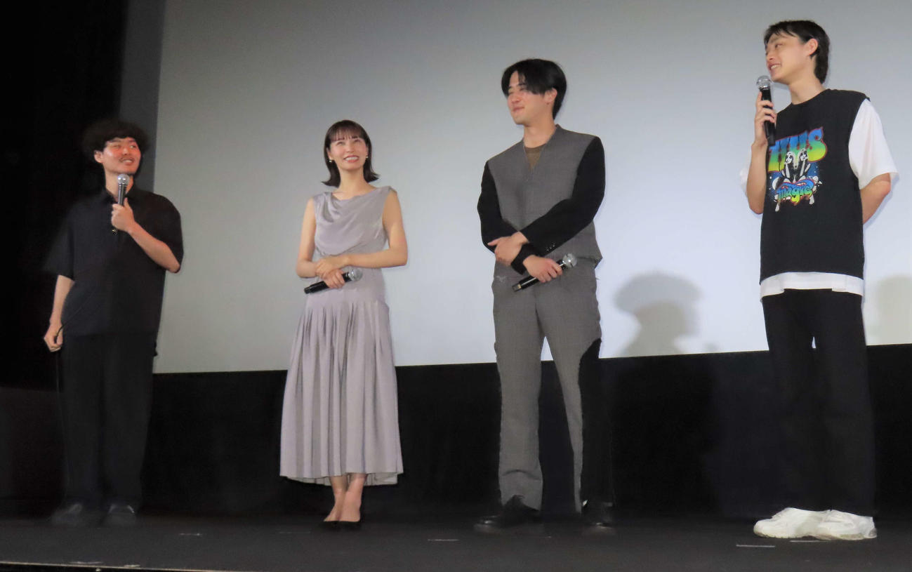 葉名恒星監督（左端）と面識があったことを思いだし、苦笑いを浮かべる平井亜門（右端）