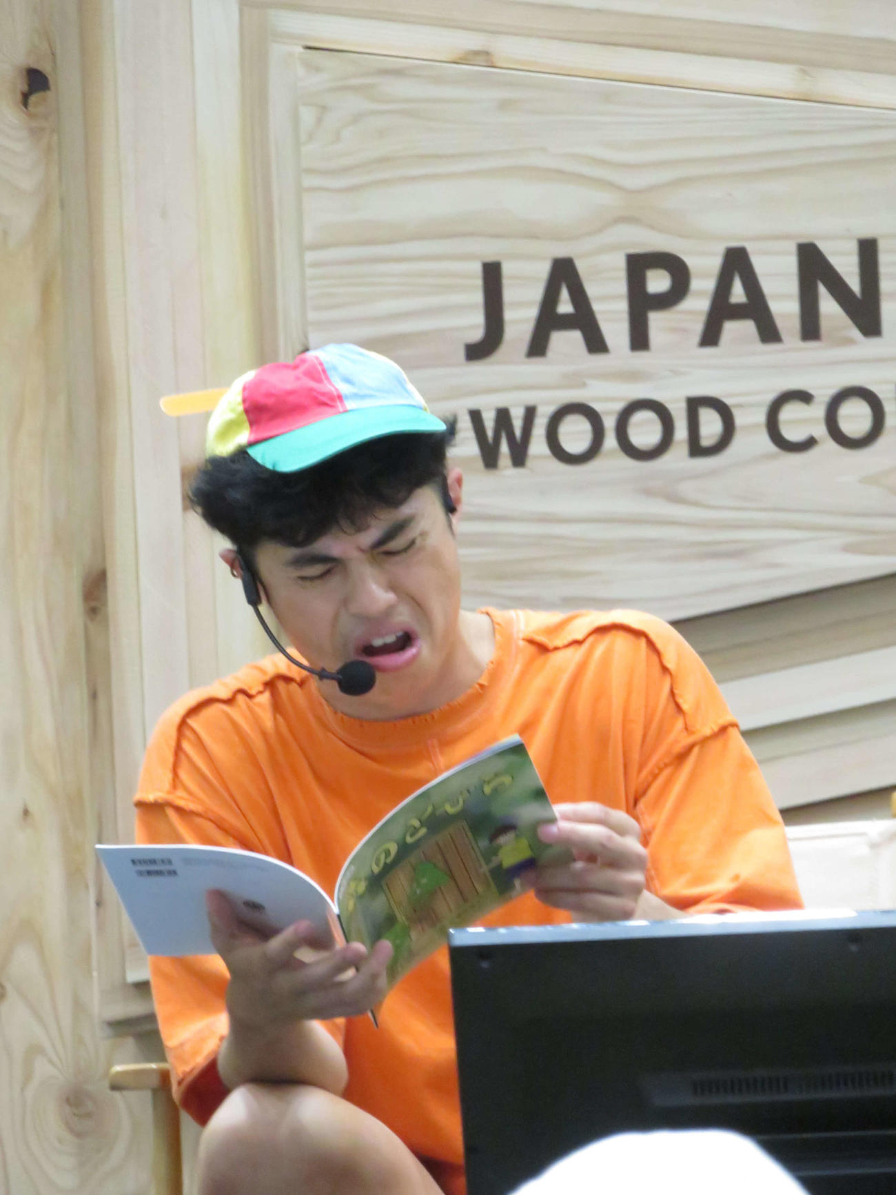 イベント「『木』のヒミツを学ピーヤ！」で、情感を込めて子どもたちに本の読み聞かせをする小島よしお（撮影・村上幸将）