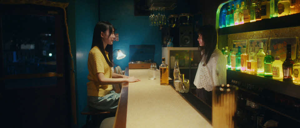 乃木坂46の遠藤さくら、賀喜遥香ユニット楽曲「マグカップとシンク」のミュージックビデオのワンシーン