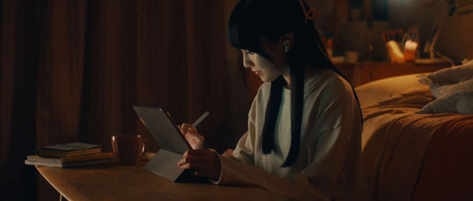 乃木坂46の遠藤さくら、賀喜遥香ユニット楽曲「マグカップとシンク」のミュージックビデオのワンシーン