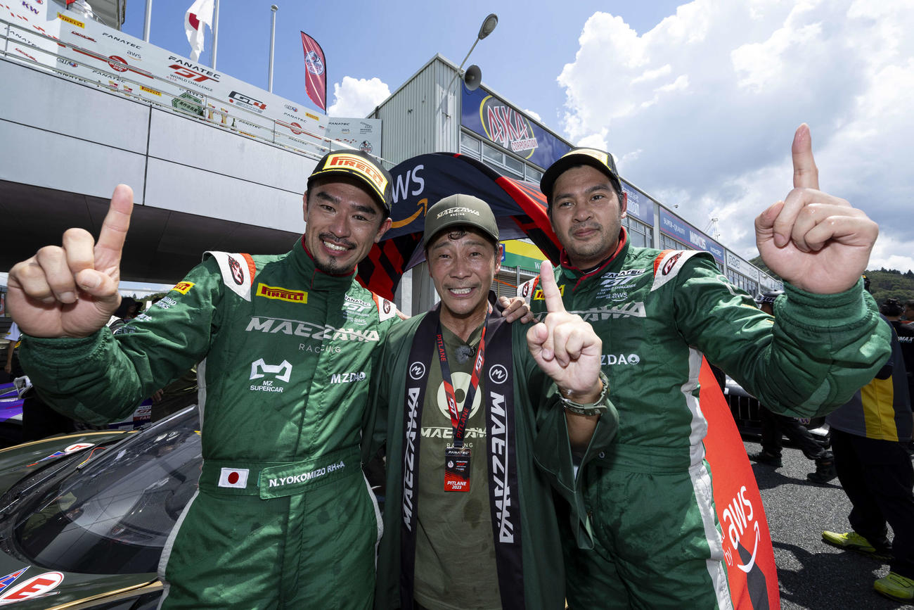 岡山国際サーキットで行われた2023 Fanatec GT World Challenge Asia Powered by AWS最終戦で優勝したMAEZAWA RACINGの、左から横溝直輝、前澤友作氏、ピッティ・ブロムバクディ(C)MAEZAWA RACING