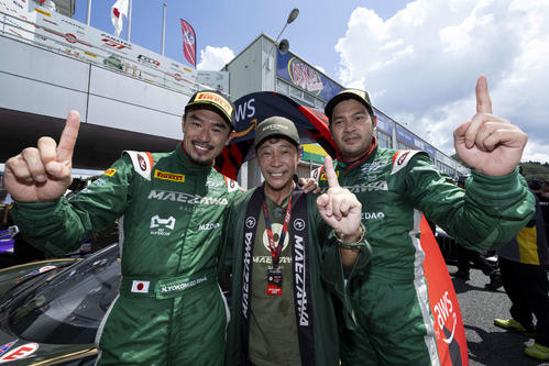 岡山国際サーキットで行われた2023 Fanatec GT World Challenge Asia Powered by AWS最終戦で優勝したMAEZAWA RACINGの、左から横溝直輝、前澤友作氏、ピッティ・ブロムバクディ(C)MAEZAWA RACING