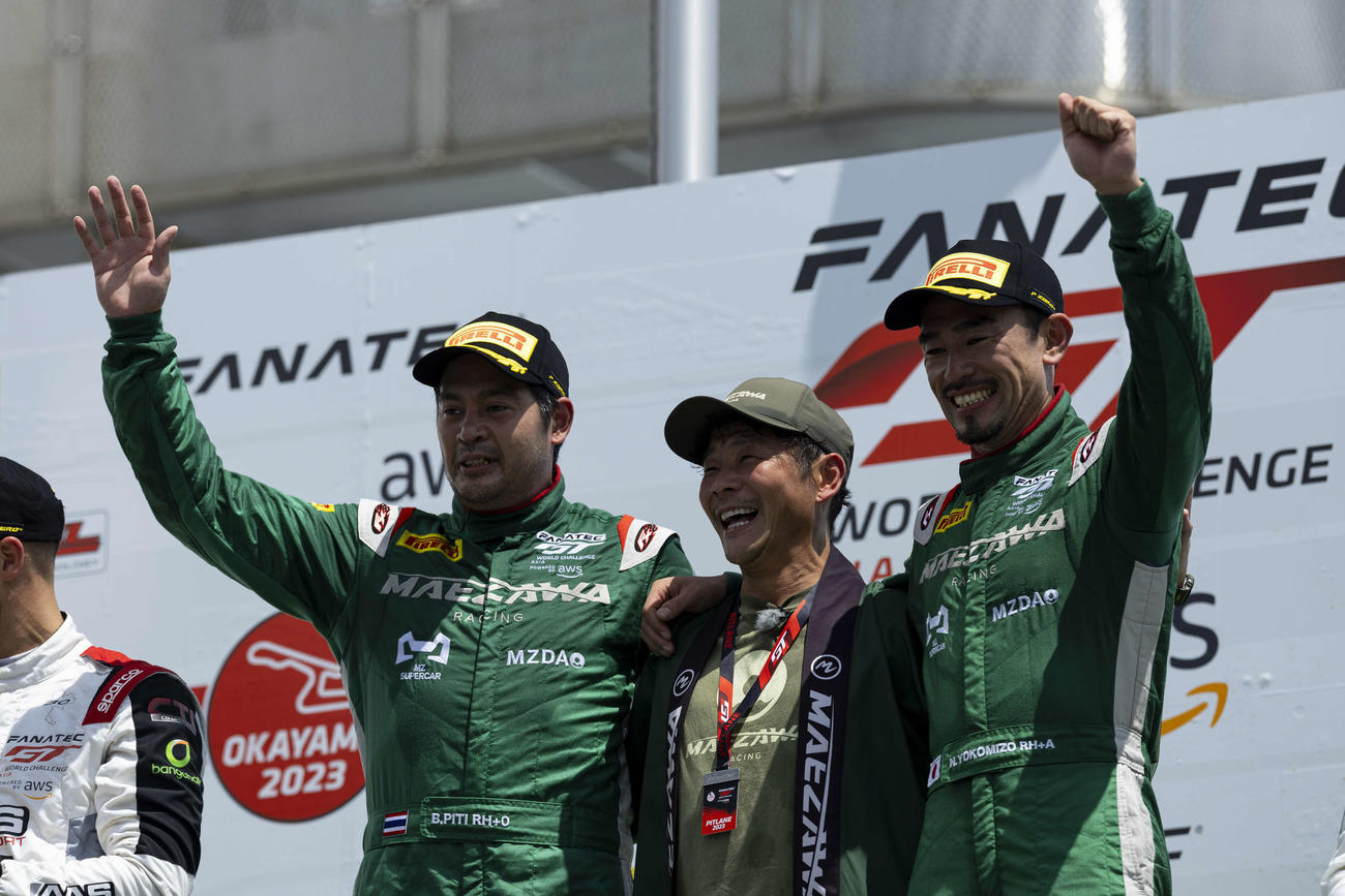 岡山国際サーキットで行われた2023 Fanatec GT World Challenge Asia Powered by AWS最終戦で優勝したMAEZAWA RACINGの、左からピッティ・ブロムバクディ、前澤友作氏、横溝直輝(C)MAEZAWA RACING