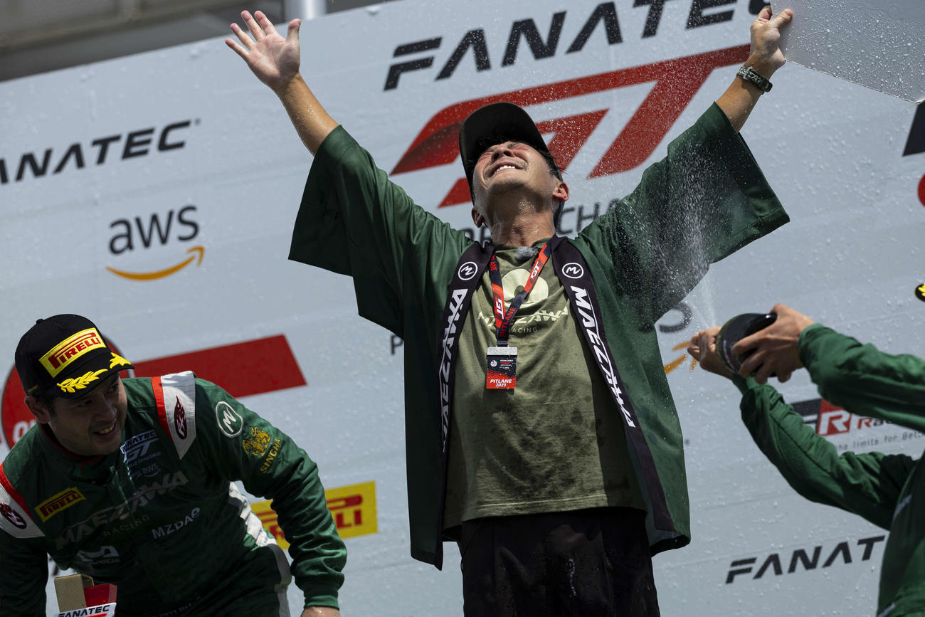 岡山国際サーキットで行われた2023 Fanatec GT World Challenge Asia Powered by AWS最終戦で優勝し、万歳するMAEZAWA RACINGの前澤友作氏(C)MAEZAWA RACING