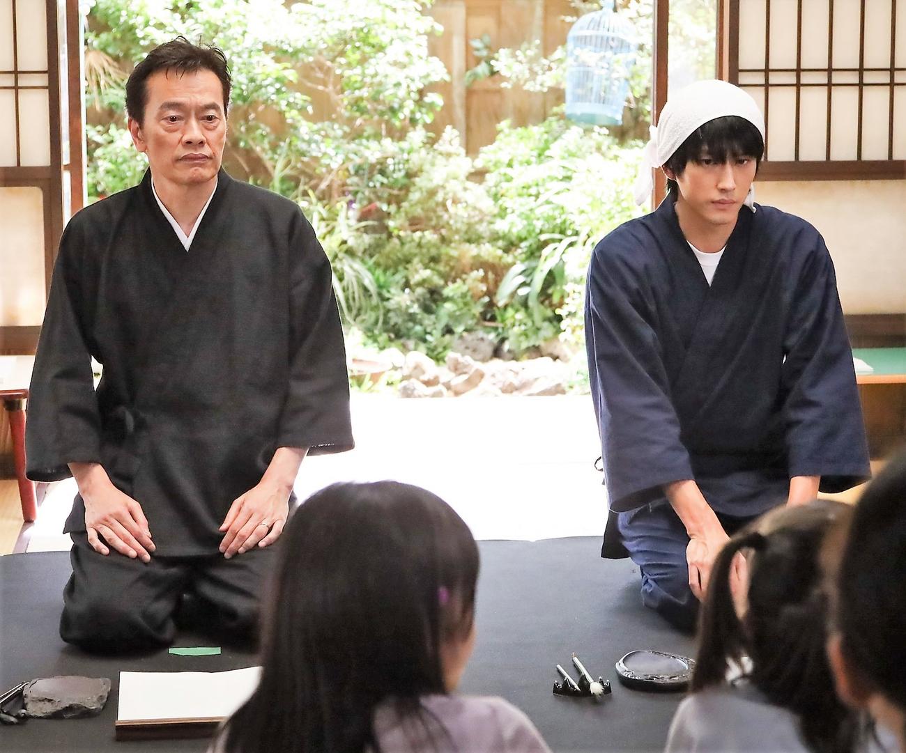 「ばらかもん」に出演する遠藤憲一（左）、杉野遥亮（C）フジテレビ