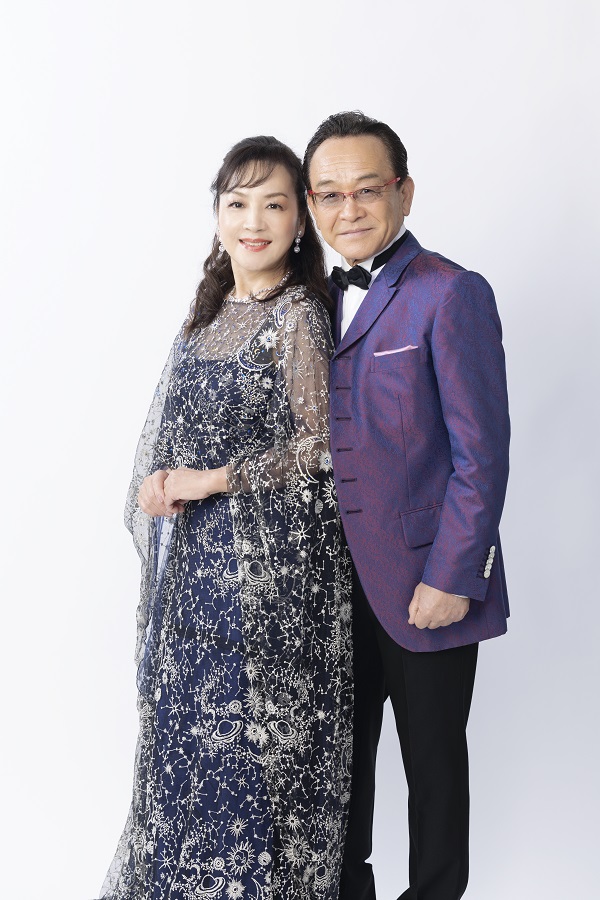 夫人の荒木由美子（左）と湯原昌幸