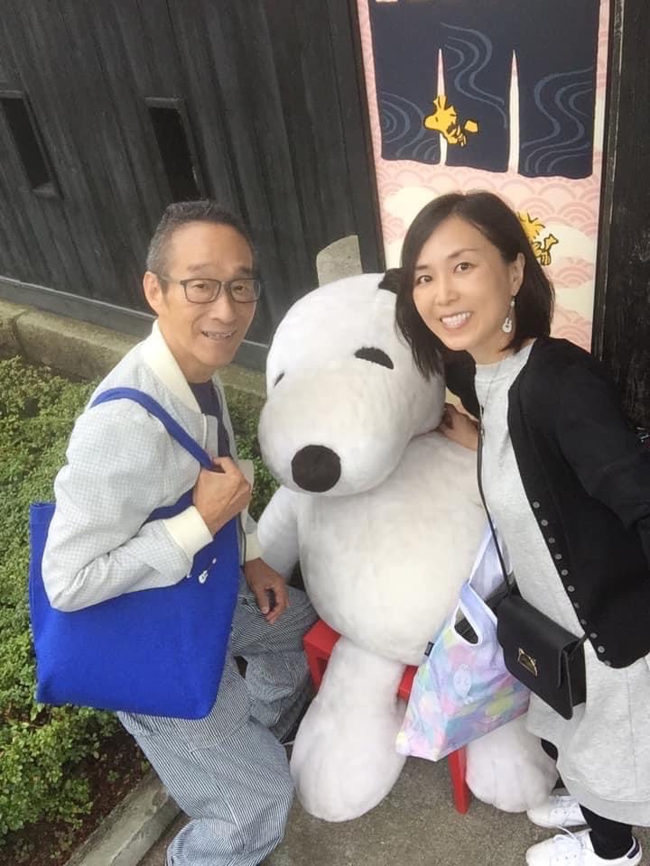 菅原進（左）と知子夫人