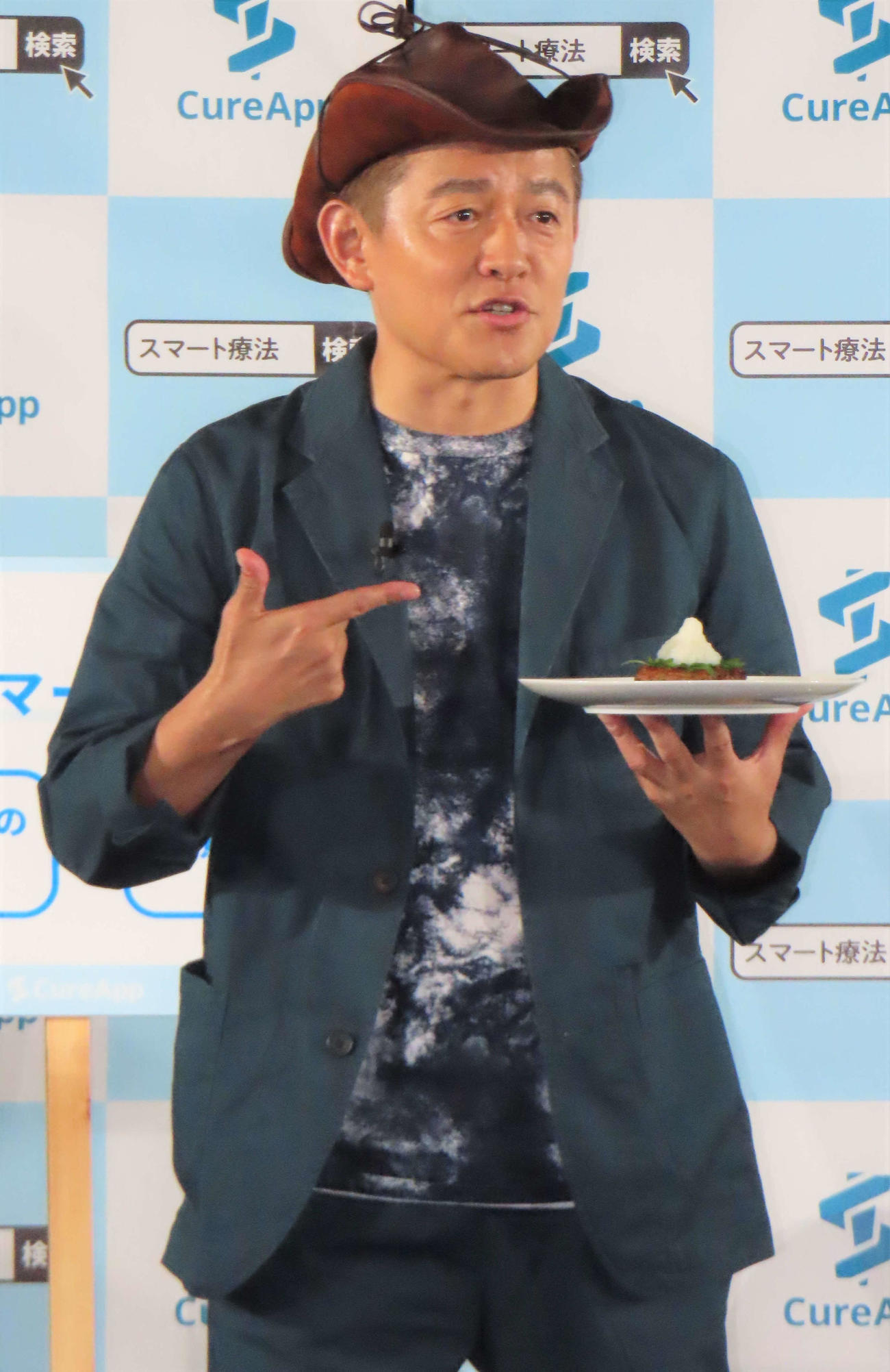 ハンバーグを持つスピードワゴンの井戸田潤