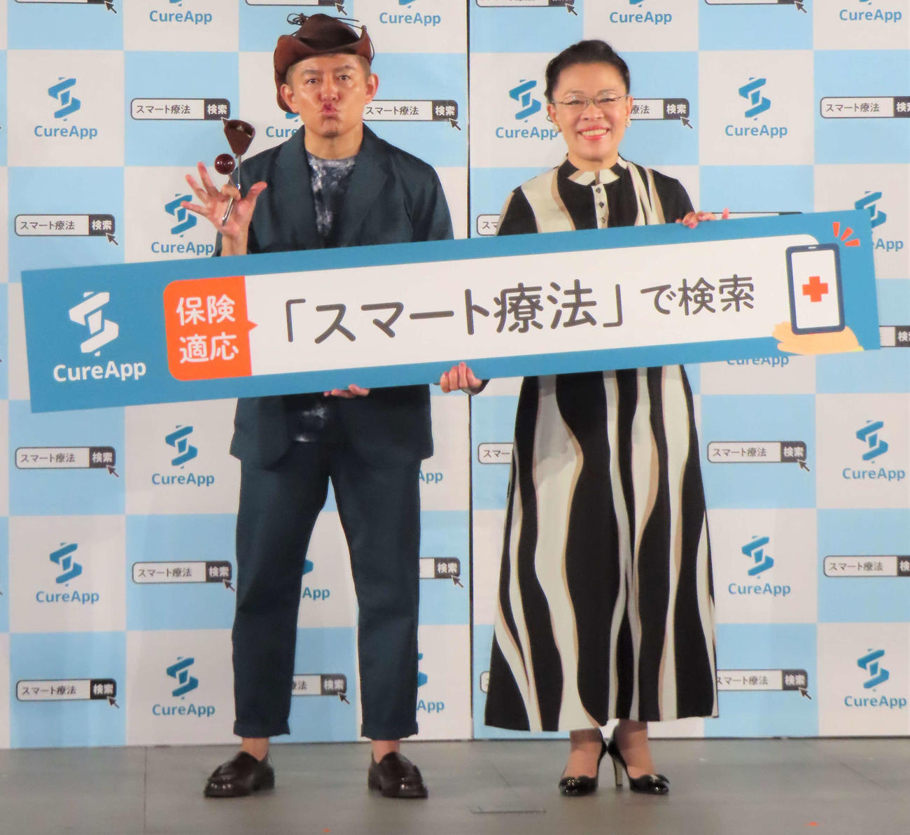 「『スマート療法』を学ぶ大人のサマースクール」トークイベントに出席した柴田理恵（右）とスピードワゴンの井戸田潤