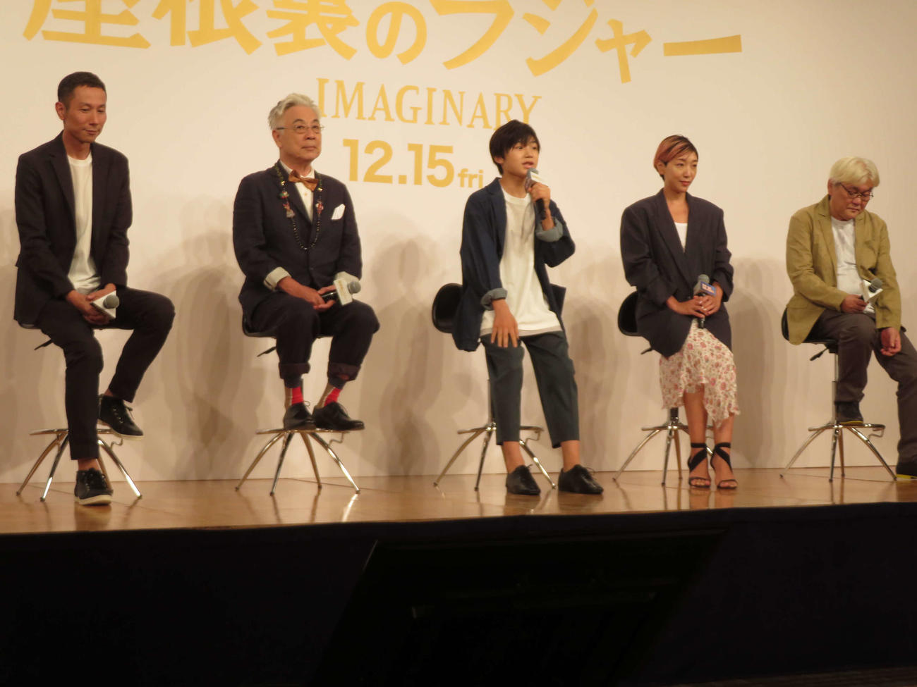 アニメーション映画「屋根裏のラジャー」製作報告会見に登壇した、左から西村義明プロデューサー、イッセー尾形、寺田心、安藤サクラ、百瀬義行監督（撮影・村上幸将）