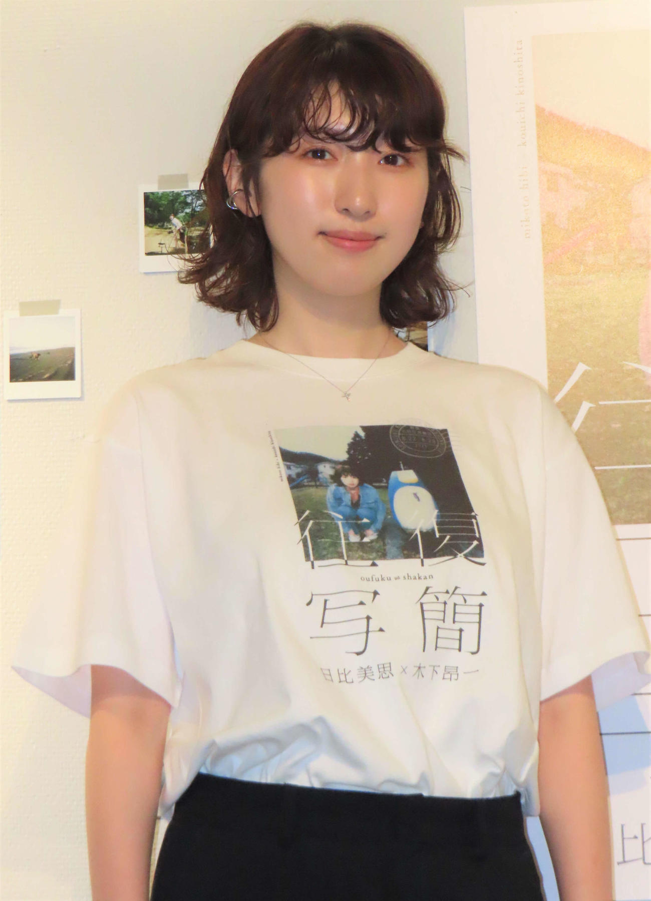 写真展「往復写簡」囲み取材に出席した日比美思