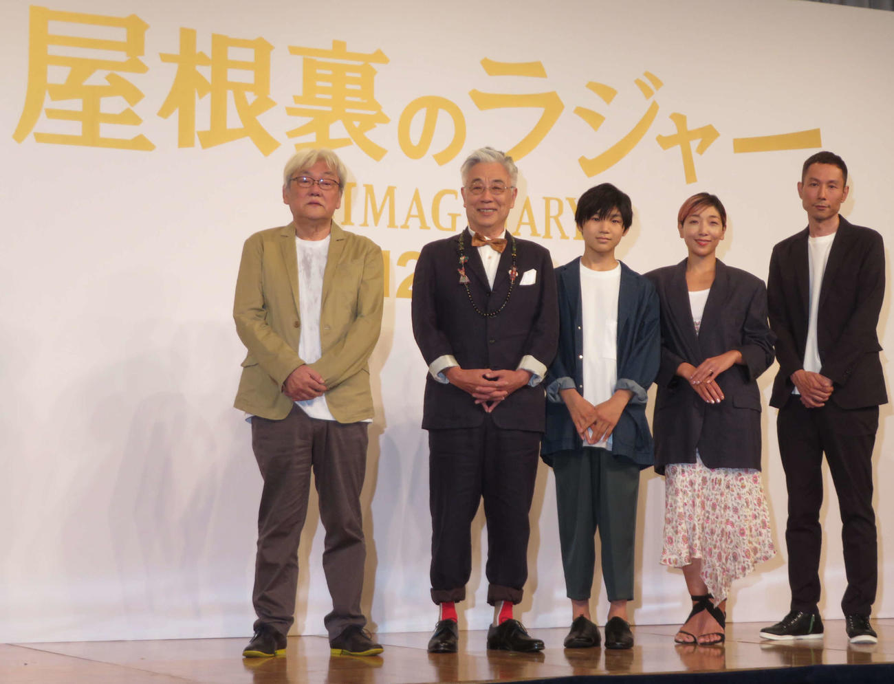 アニメーション映画「屋根裏のラジャー」製作報告会見に登壇した、左から百瀬義行監督、イッセー尾形、寺田心、安藤サクラ、西村義明プロデューサー（撮影・村上幸将）