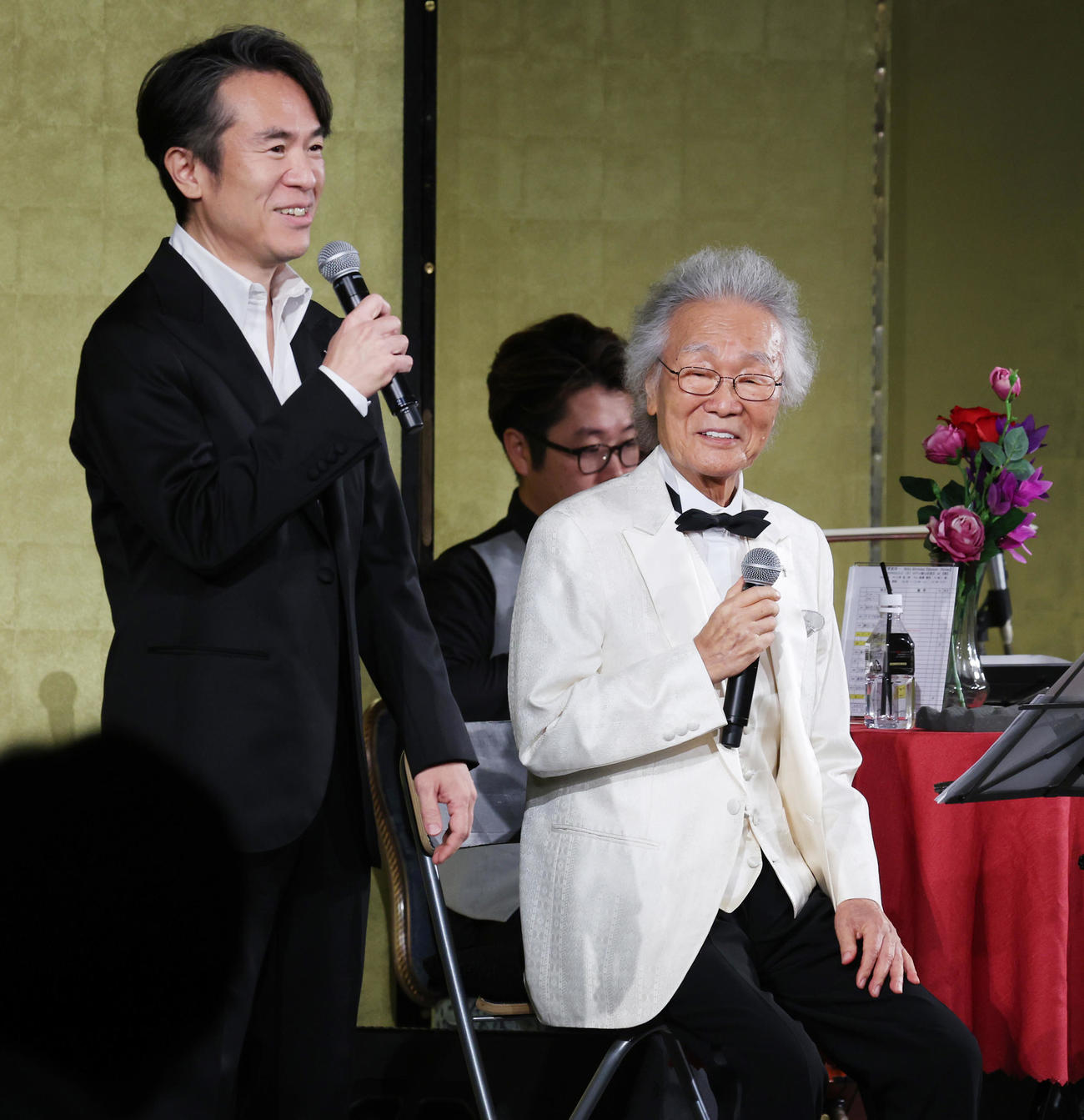 90歳の誕生日にディナーショーを行った菅原洋一（右）。左は長男英介氏（撮影・野上伸悟）