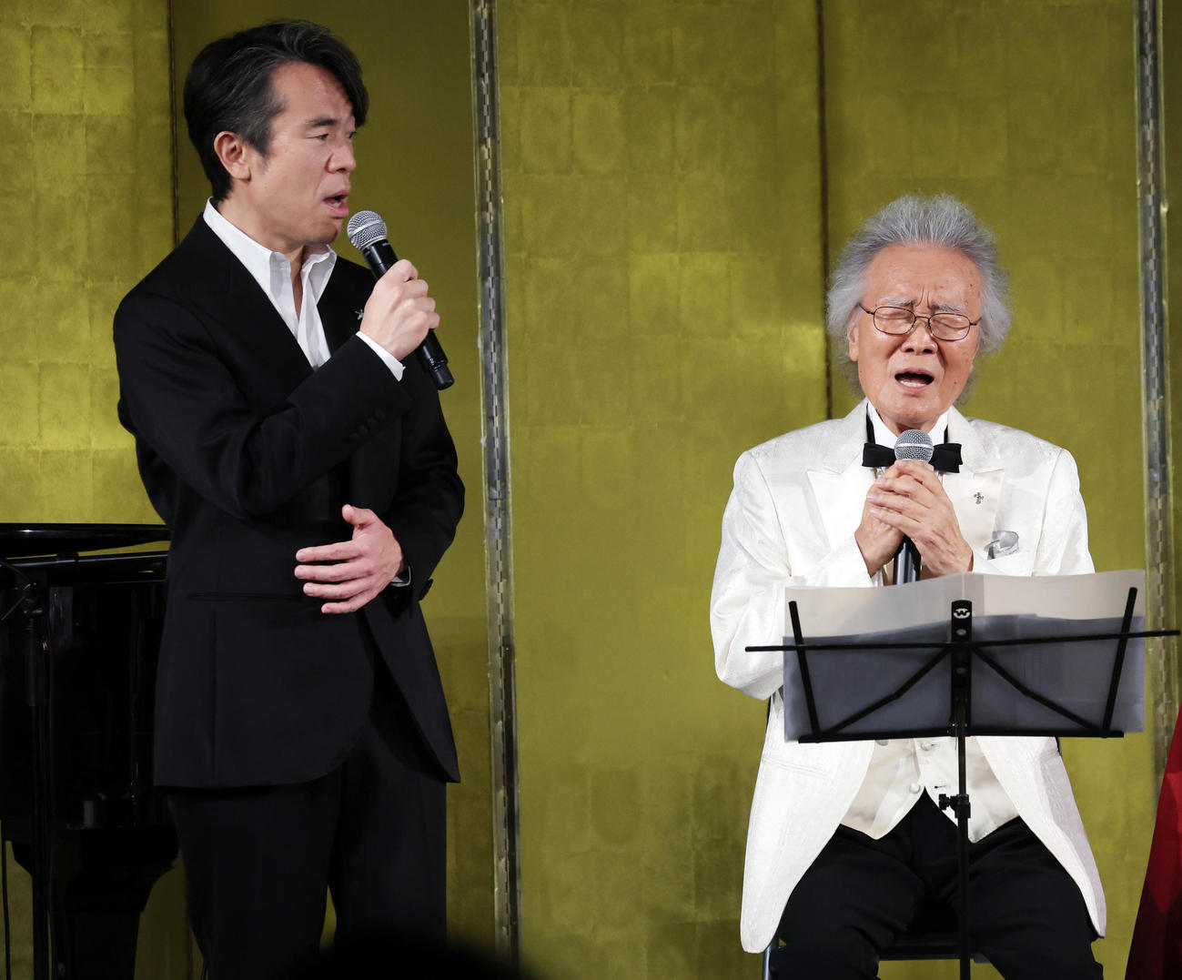 90歳の誕生日にディナーショーを行った菅原洋一（右）は長男英介氏とデュエット（撮影・野上伸悟）