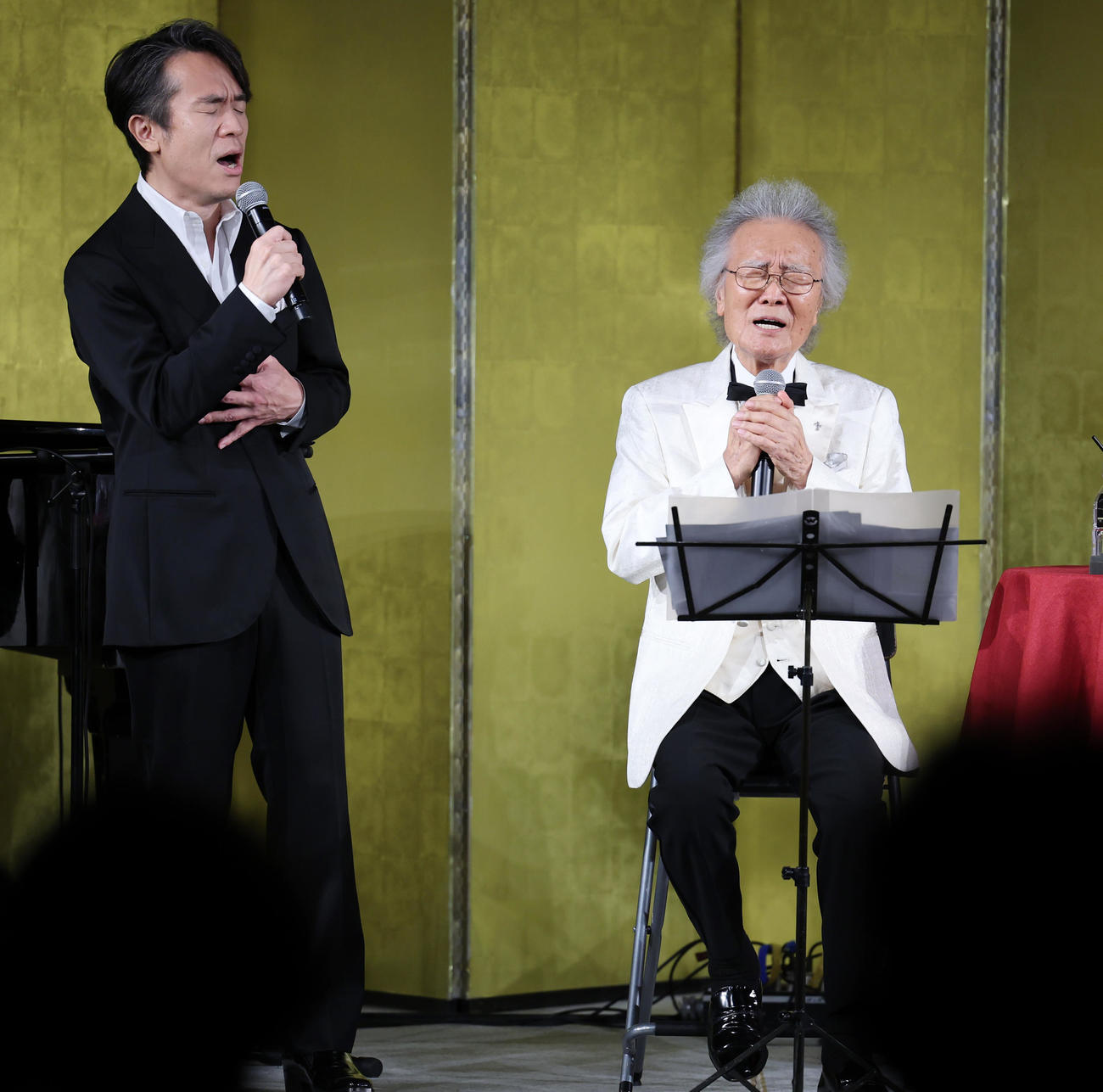 90歳の誕生日にディナーショーを行った菅原洋一（右）は長男英介氏とデュエット（撮影・野上伸悟）