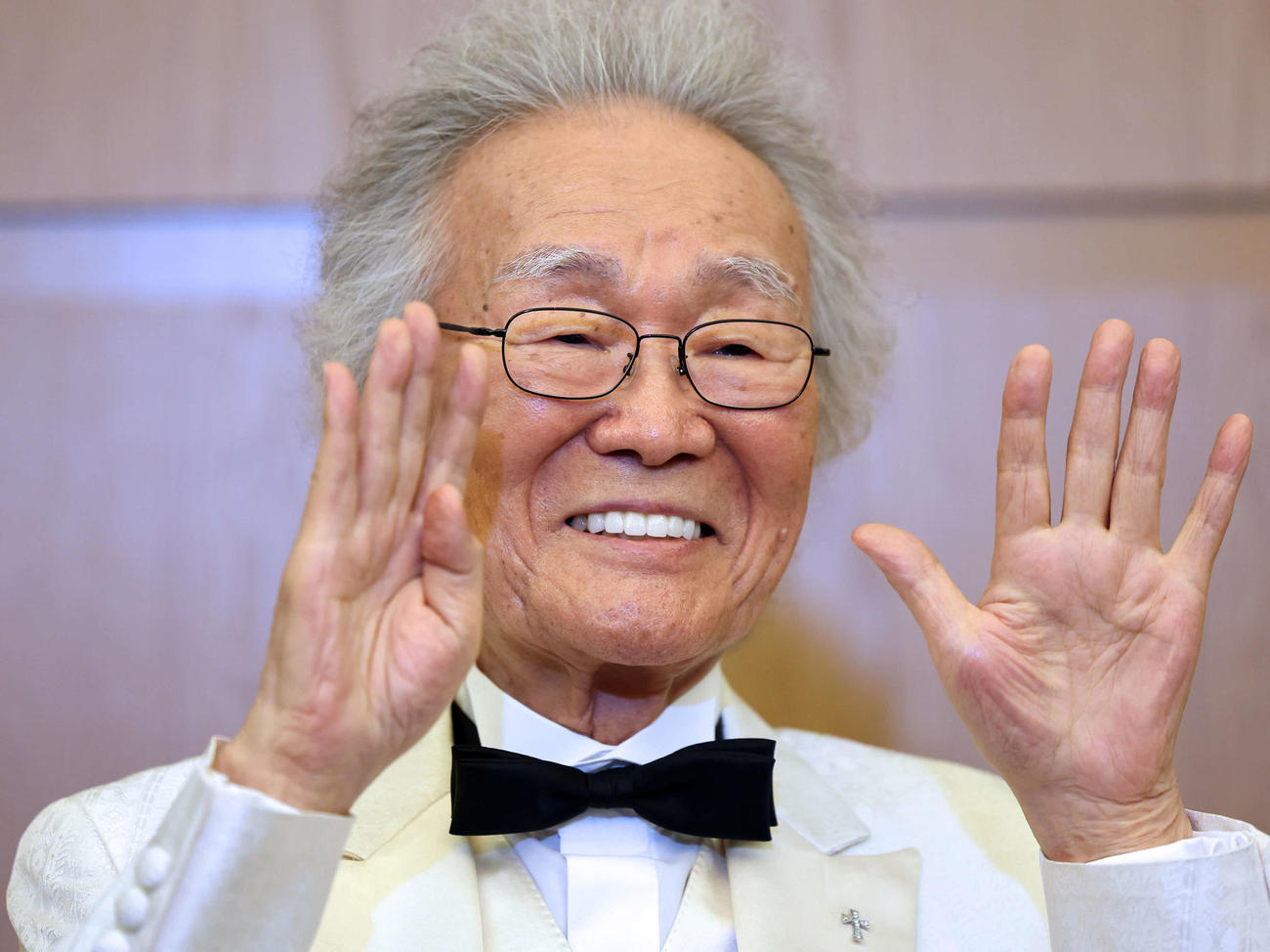 90歳の誕生日にディナーショーを行った菅原洋一は、会見で笑顔の9ポーズ（撮影・野上伸悟）