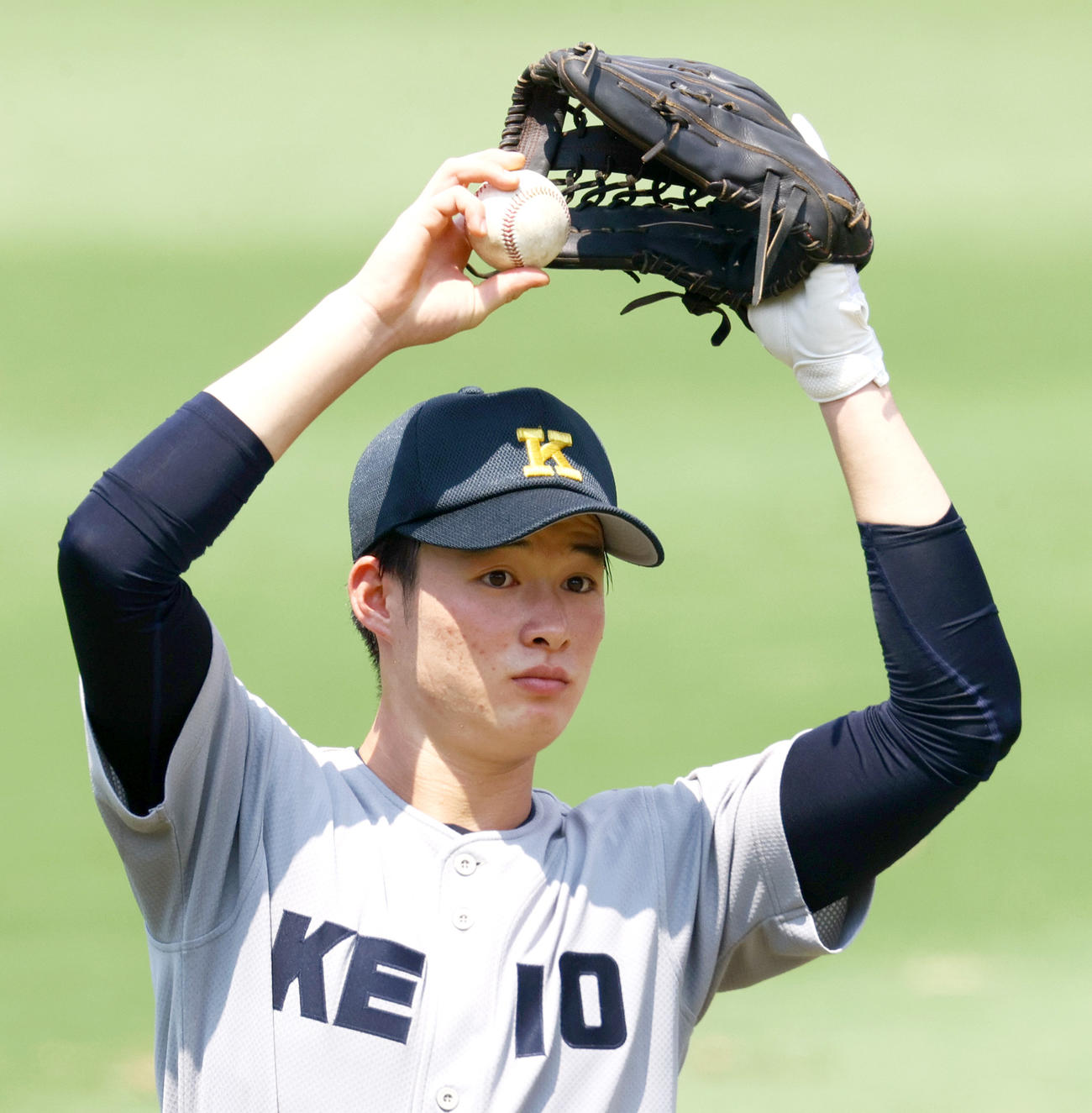 土浦日大対慶応　外野でキャッチボールする慶応の中堅手丸田（撮影・上山淳一）