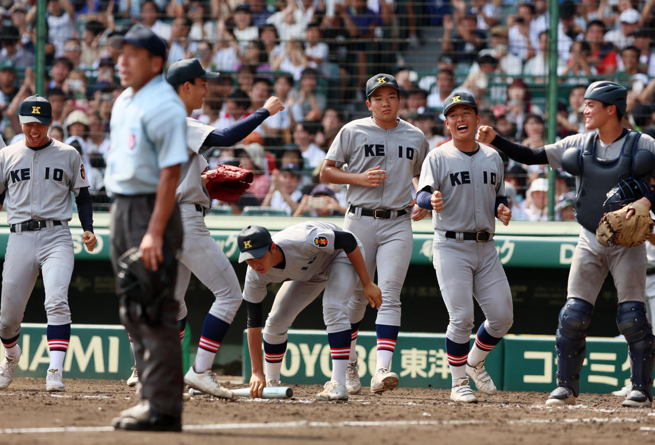 土浦日大対慶応　土浦日大に勝利し笑顔でグラウンドへ走る清原（右から2人目）ら慶応ナイン（撮影・加藤哉）