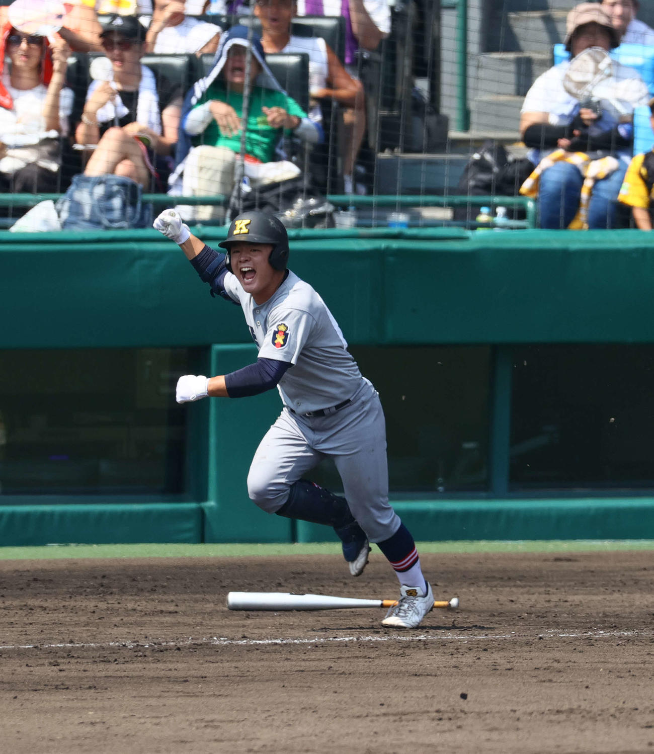 土浦日大対慶応　6回裏慶応1死三塁、大村は右前適時打を放ちガッツポーズで一塁へ向かう（撮影・上山淳一）