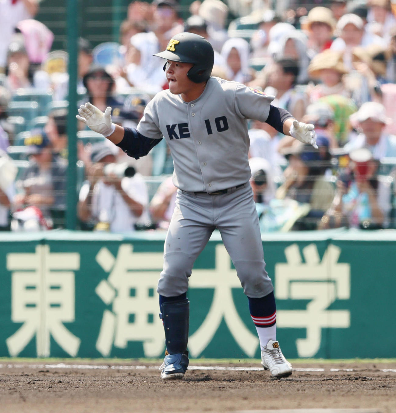 土浦日大対慶応　6回裏慶応1死三塁、大村は右適時打を放つ（撮影・加藤哉）