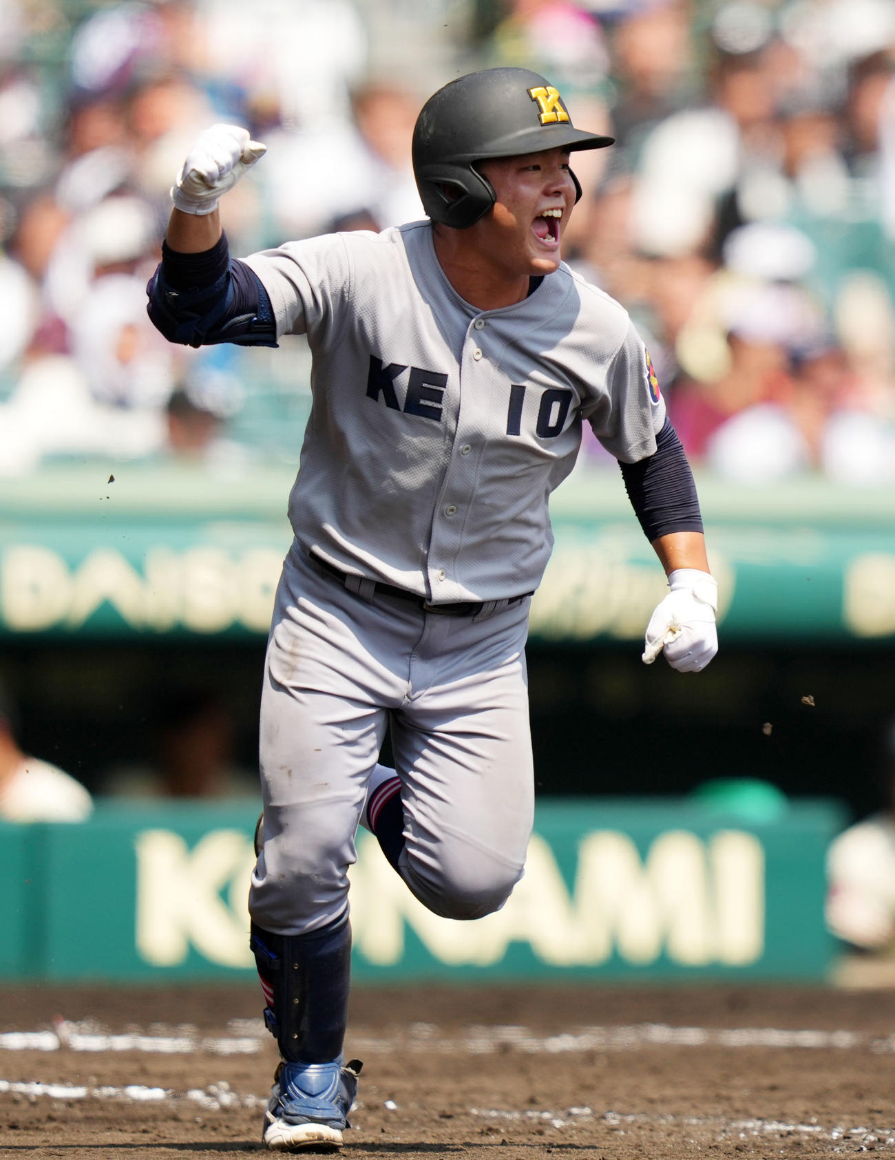 土浦日大対慶応　6回裏慶応1死三塁、右前適時打を放ちガッツポーズする大村（撮影・横山健太）